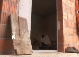 Prej 18 vitesh familja e mban në zinxhir Minirin nga Kaçaniku, u sëmur për shkak të masakrave serbe (VIDEO)