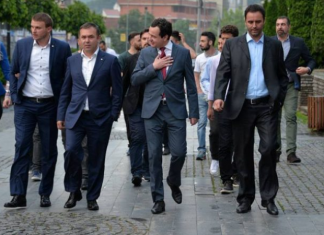 Shfaqen me aktivistë Albin Kurti e Glauk Konjufca, i bën bashkë deputeti i VV-së (FOTO)