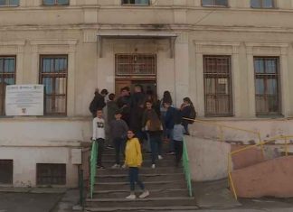 Nxënësit shqiptarë në Manastir ndjehen të stigmatizuar (VIDEO)