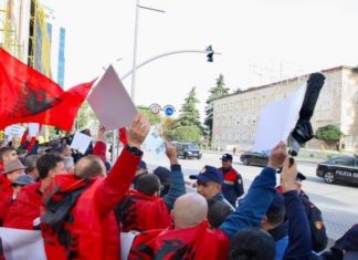 “Turp turp”, çfarë ndodhi në bulevard teksa kalonte eskorta e Ramës (VIDEO)