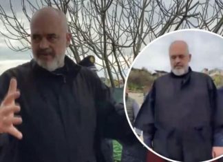 Rama habit banorët me veshjen e çuditshme, shfaqet si “prift” në Shijak (FOTO)