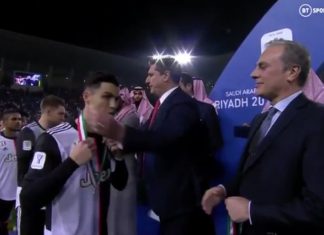 Ronaldo jashtë mase i mërzitur, hoqi menjëherë medaljen nga qafa, madje nuk zgjati as dorën (VIDEO)