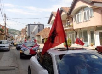 Tentoi t’ia marrë flamurin një kolone dasmorësh, arrestohet serbi