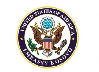 Pse Ambasada Amerikane ndryshoi vulën nga “Kosovo” në “Pristina”? (FOTO)