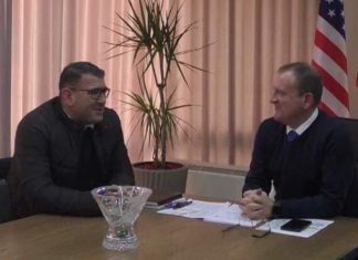 Polici maqedonas kërkon falje për kërcënimet ndaj Taravarit