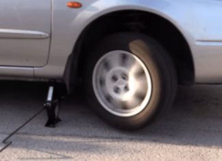 Ja si mund ta ndizni makinën kur i harxhohet bateria, pa pasur nevojë ta tërhiqni (VIDEO)