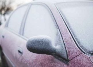Me këta dy përbërës shkrihet akulli në xhamin e veturës për një sekondë (VIDEO)
