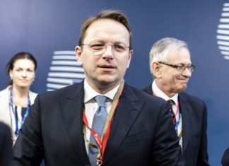 Eurokomesari për zgjerim javën e ardhshme në Shkup