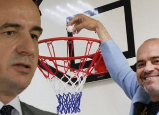 Ironia e Kurtit: Edi Rama është basketbollist, por bëri gabim në hapa. Topin e ka Vuçiç