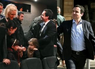 Loja e Albin Kurtit: Në teatër me truproje, ndërsa në punë gjatë së dielës në këmbë