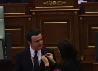 Ganimete Musliu i’a vendos flamurin e Kosovës dhe atë kombëtar, Albin Kurti e falënderon (FOTO)