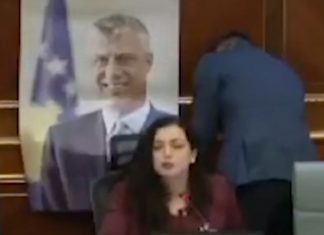 Deputeti i PDK-së vendos fotografinë e Thaçit prapa ulëses së kryetares Osmani