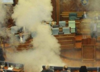 Deputetja e AAK-së tregon a do të hedhin gaz lotësjellës në Kuvend kundër Kurtit