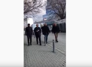 Goditet me vezë zëvendës/kryeministri Avdullah Hoti para ndërtesës së Qeverisë (VIDEO)