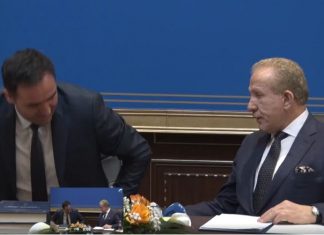 Momenti qesharar, Konjufcën e lëshon ulësja gjatë pranimit të detyrës së re (VIDEO)