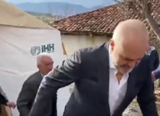 Rama rrëshqet nga balta dhe për pak rrëzohet, Veliaj i zgjat dorën (VIDEO)
