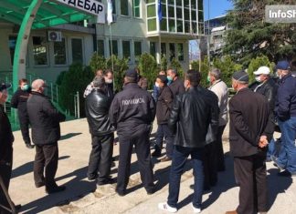 Si shkak se nuk mund ta nxjerrin qumështin jashtë Dibrës blegtorët e derdhin qumështin në formë proteste (FOTO)