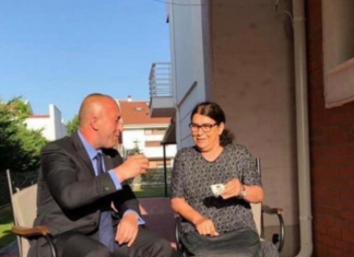 Haradinaj publikon foto me nënën për 8 mars (FOTO)
