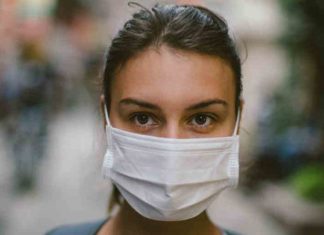 Virusi mund të qëndrojë në ajër, OBSH ndryshon qëndrim për maskat