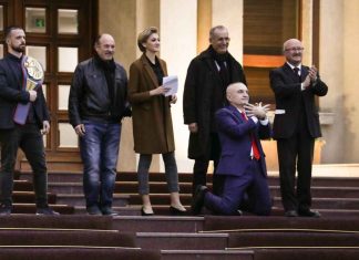 Ilir Meta bie ne gjunjë dhe përshëndet me “shqiponjë” protestuesit (FOTO)