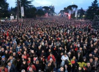 Ambasadorja e SHBA-ve reagon pas manifestimit paqësor për mbrojtjen e Kushtetutës (FOTO)
