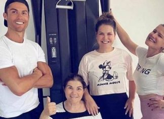 Ronaldo foto me të ëmën e kthyer nga spitali: Kujdesuni për familjet tuaja, rrini në shtëpi