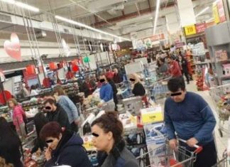Supermarketet në Tiranë “pushtohen” nga njerëzit