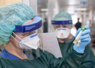 Mjekët britanikë: Këto janë dy simptomat që shfaqen vetëm disa orë pas infektimit