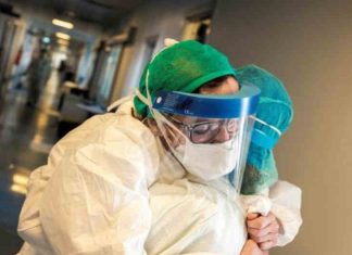 Mjekët të hutuar, a ka ndryshime lëkura kur infektohesh me Covid-19?