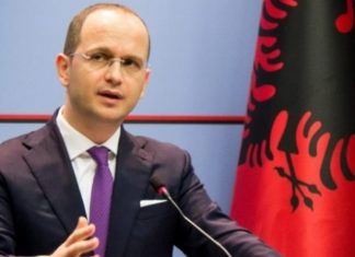 “Padituri rrëqethëse”, Ditmir Bushati i përgjigjet ashpër Baton Haxhiut: Një pakicë shqipfolëse po katandis projektin e Kosovës