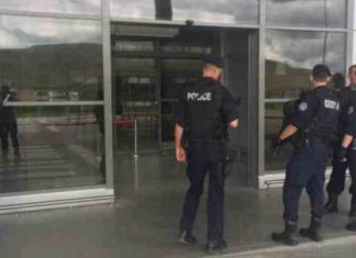 Policia pret Behxhet Pacollin në hyrje të Aeroportit