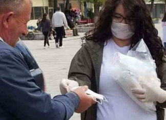 Rinia e BESËS shpërndan maska falas edhe në Strugë (FOTO)