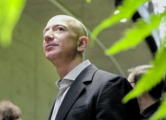 Shefi i Amazon, falë COVID-19 pritet të bëhet trilioneri i parë në botë