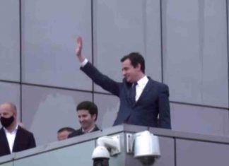 Tha se nuk qëndron prapa protestës, “shfaqet” papritur Albin Kurti