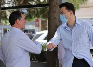 Pse Basha ka nisur të nxjerrë këmishën mbi pantollona?