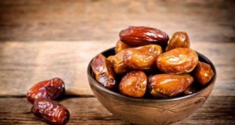 Info Shqip: Gjashte dobitë e hapjes së iftarit me hurma dhe ujë