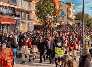 Manifestim fetar në kohë koronavirusi në Strugë, thyhen rregullat, rrezik shpërthimi (VIDEO)