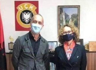 Sheqerinska fotografohet me emblemën e UÇK-së në prapavijë, kritikohet nga maqedonasët (FOTO)
