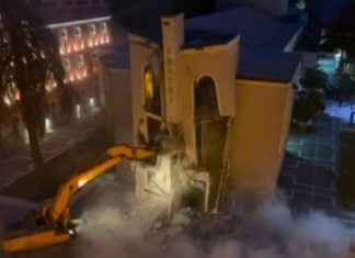 Qeveria shemb Teatrin Kombëtar në Tiranë, përplasje dhe arrestime (VIDEO)
