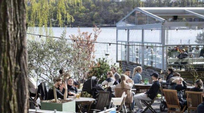 svedska_koronavirus_pandemija_kafic_EPA-765x510