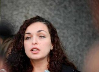 Vjosa Osmani flet për nënën e saj infermiere: Po rrezikojnë veten për neve