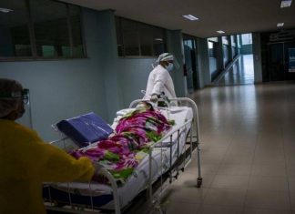 “Nuk mundet të marrë frymë as 2 minuta pa aparatin e oksigjenit”, Shqiptari tregon për nënën e tij me COVID-19