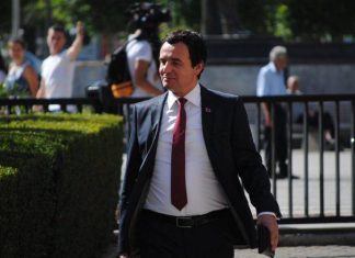 Një qytetar bie në gjunjë dhe ia puthë këmbët Albin Kurtit (VIDEO)