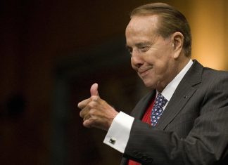 Senatori Bob Dole uron Kosovën: Jam këtu për çfarëdo ndihme, ju vetëm më telefononi