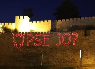 Kalaja e Shkupit ndriçohet me fushatën ‘PSE JO?’ Kryeministër shqiptar i Maqedonisë
