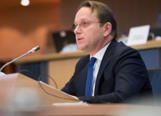Oliver Varhelyi zbarkon sot në Tiranë, zbardhet axhenda e plotë! Takime me Ramën, Metën, Bashën dhe fjalimi 30 minuta në Kuvend