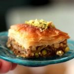 Nesër Kurban Bajrami, receta tradicionale e bakllavasë hap pas hapi, që të shkihet në gojë