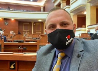 Shqipëri, deputeti në seancë parlamentare mban maskën me mbishkrimin “I Love Allah”