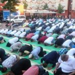 Kurban Bajrami falet edhe në xhaminë e Cerajës në veri, imami me plis në kokë (VIDEO)