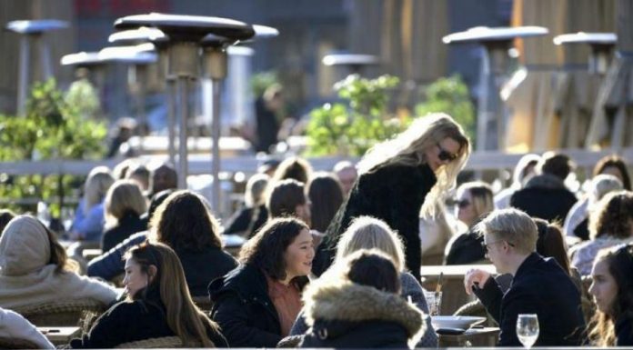 svedska_stockholm_kafici_koronavirus_covid19_26mart20_EPAEFE-e1594019179809-765x510